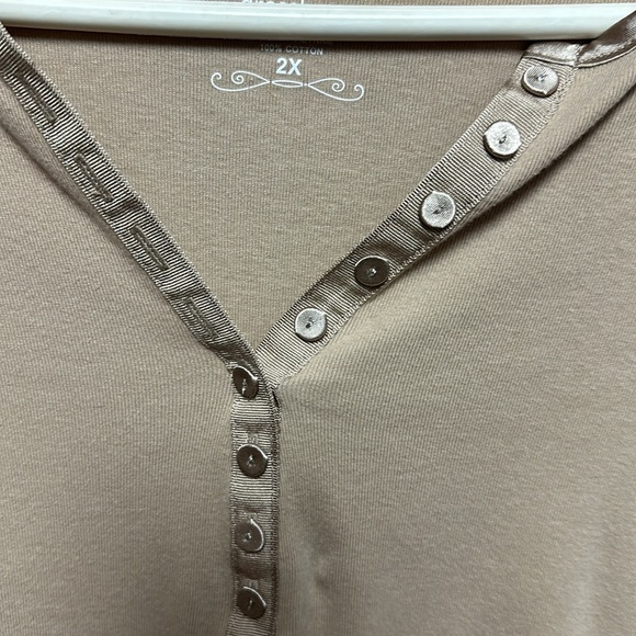Dress barn 3/4 Sleeve t-shirt with satin trim on collar & satin covered buttons - Picture 1 of 6
